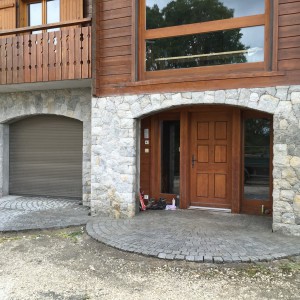 Habillage de mur en pierre de Grésy sans joint avec arc surbaissé