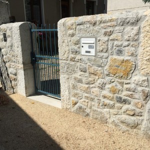 Réalisation d'un mur de clôture en pierre de récupération en double parement 