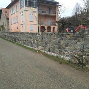 Réalisation d'un mur de clôture en pierre de récupération en double parement 