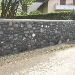 Réalisation d'un mur de clôture en pierre de récupération en double parement 