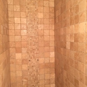 Réalisation d'une douche à l'italienne en Travertin du Liban 10x10 avec incorporation de mosaïque