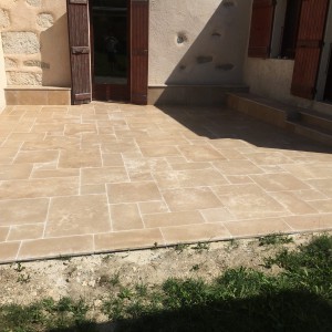 Réalisation d'une terrasse en Cèdre Gray en opus romain 4 formats XL finition vieillie