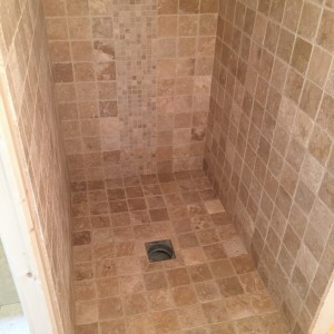 Réalisation d'une douche à l'italienne en Travertin du Liban 10x10 avec incorporation de mosaïque