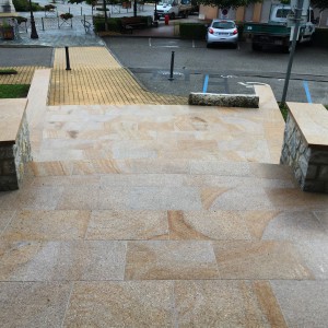 Réalisation du parvis de la mairie d'Albens en Granit rose 40x60 finition bouchardée