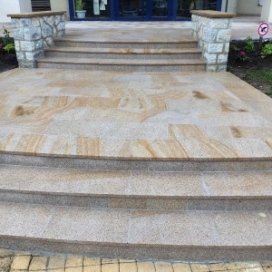 Réalisation du parvis de la mairie d'Albens en Granit rose 40x60 finition bouchardée