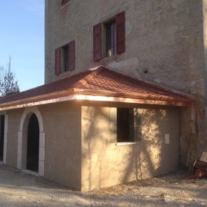 Réalisation d'un enduit à la chaux Saint Astier finition recoupée truelle