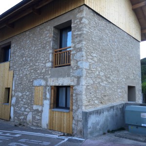 Réalisation d'un enduit pierres vues à la chaux colorée Saint Astier