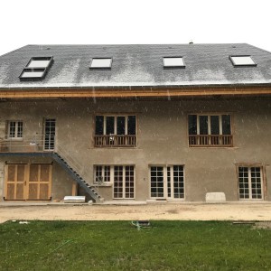 Réalisation d'enduit à la chaux colorée Saint Astier finition recoupée truelle (après)