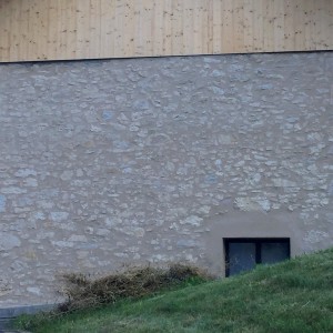 Réalisation d'un enduit pierres vues à la chaux colorée Saint Astier