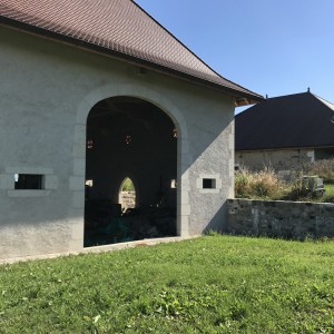 Réalisation d'enduit à la chaux colorée Saint Astier finition recoupée truelle